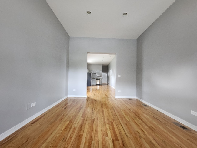 Building Photo - 5906 S La Salle St