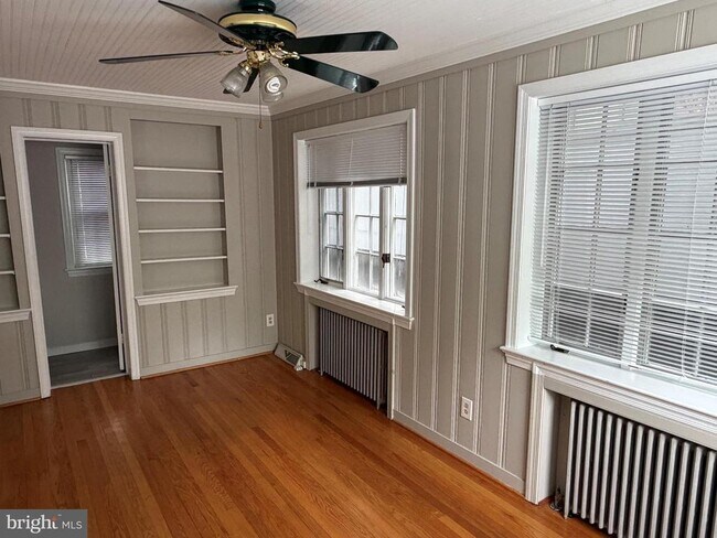 Foto del edificio - 4905 Montgomery Ln