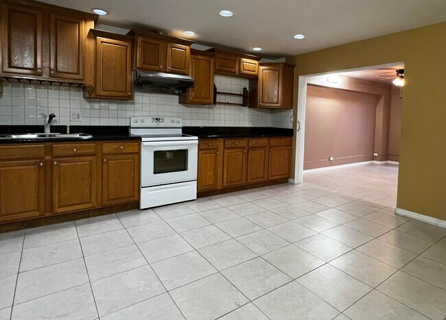 Building Photo - 4387 Golfers Cir W