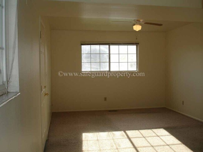 Foto del edificio - Spacious 2 Bedroom Multi-Level Townhome