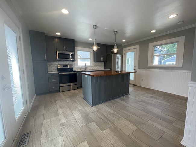 Building Photo - 15623 Pruin St