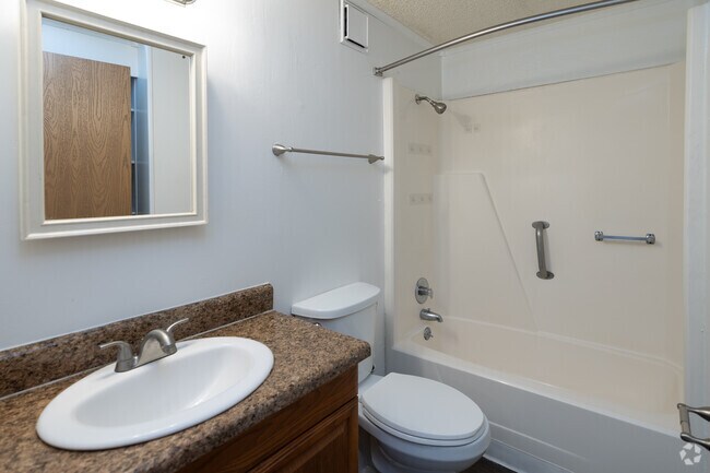 2 habitaciones, 1 baño - 865 pies cuadrados - Baño - Camden Way Apartments