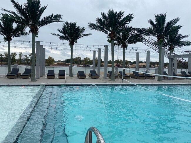 Disfruta de la vista al río mientras disfruta de la piscina. - Apartments at Harbor Town
