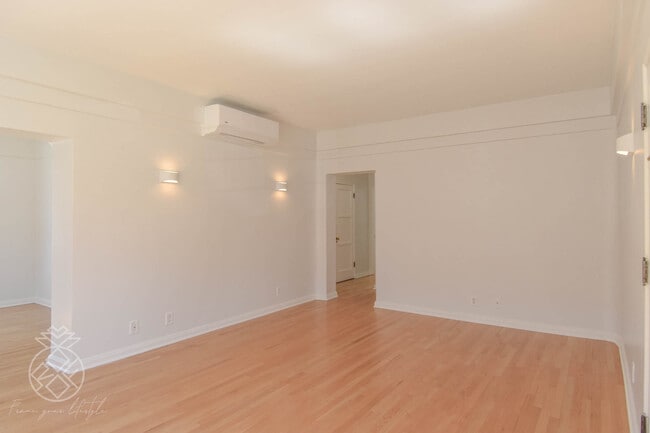 Foto del edificio - 1069 S Holt Ave