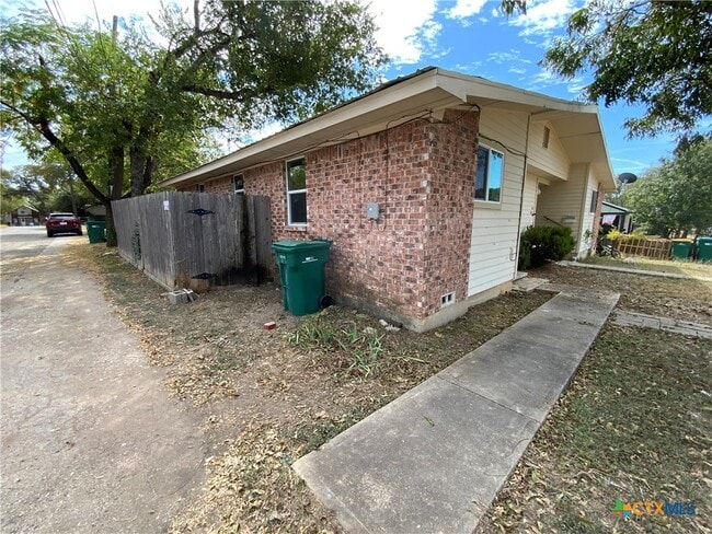 Building Photo - 911 N Penelope St