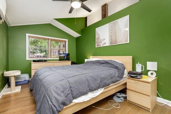 Foto del edificio - 677 Holmes St NW