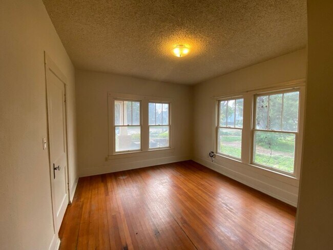 Building Photo - SPACIOUS 2 Bedroom 1 Bath Home!