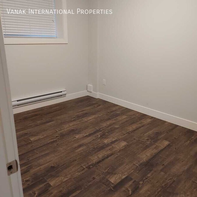 Building Photo - Bright & Spacious Garden-Level Unit in Map...