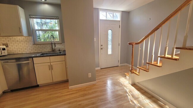 Building Photo - Knoxville 37909 - AVAILABLE February 10th!...