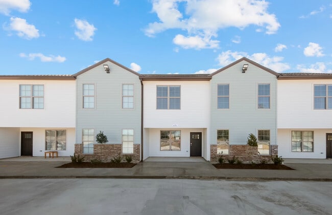 Building Photo - 139 Iberia St