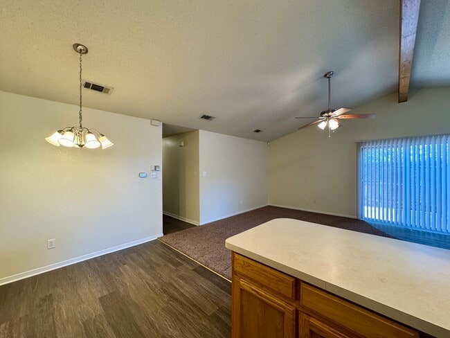Foto del edificio - 1619 Breezy Dr