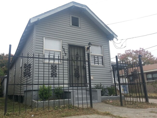 Building Photo - 1313 Flood St