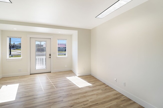 Building Photo - 3 Bed 2 Bath - Excellent Condition - WSG Included - Pet Friendly - Island Hospital