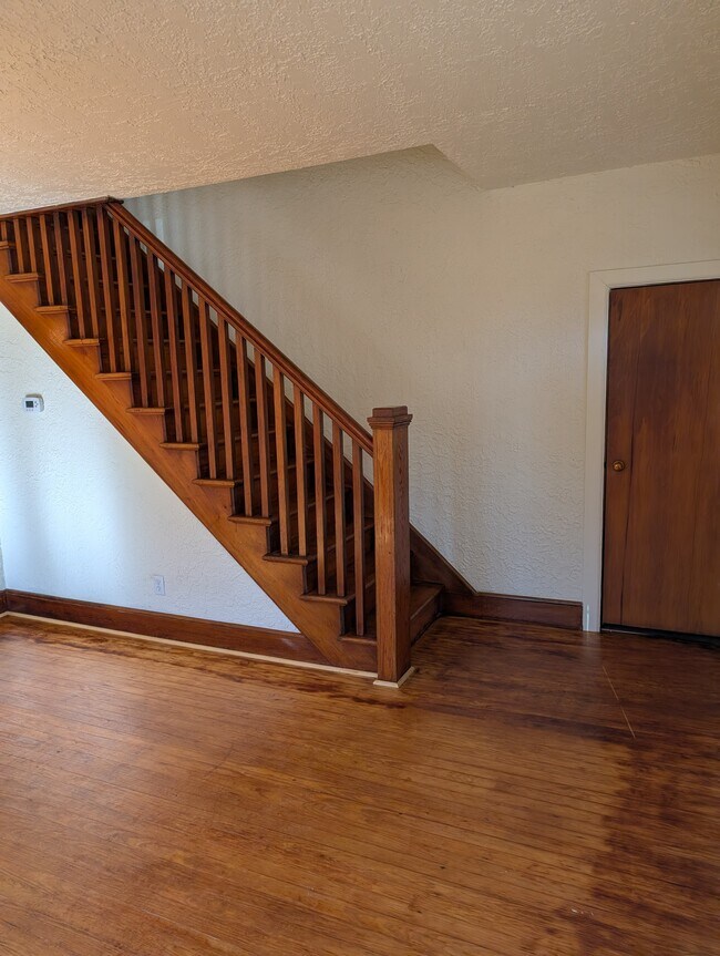 Escaleras del salón - 243 Walnut Street Rd