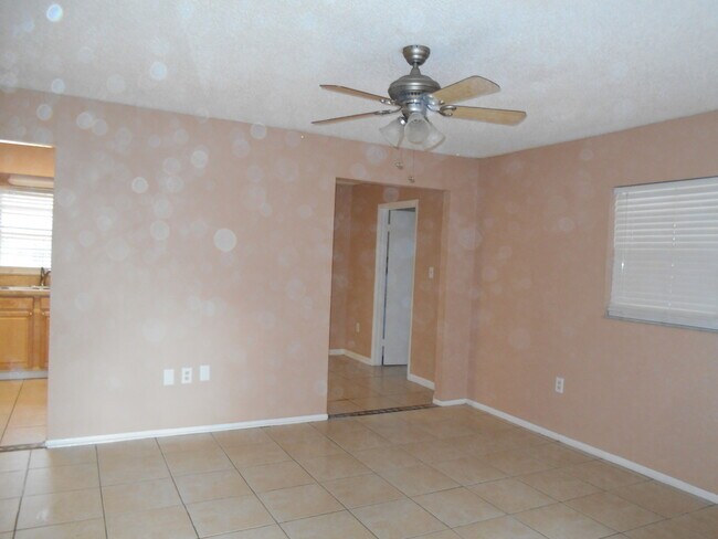 Building Photo - North Lakeland Rental!