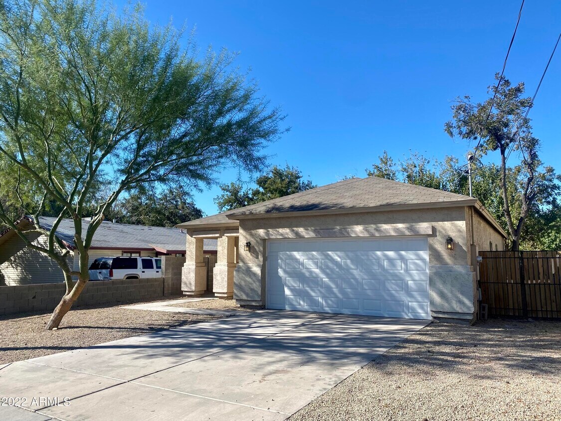 Primary Photo - 2626 N 28th Pl
