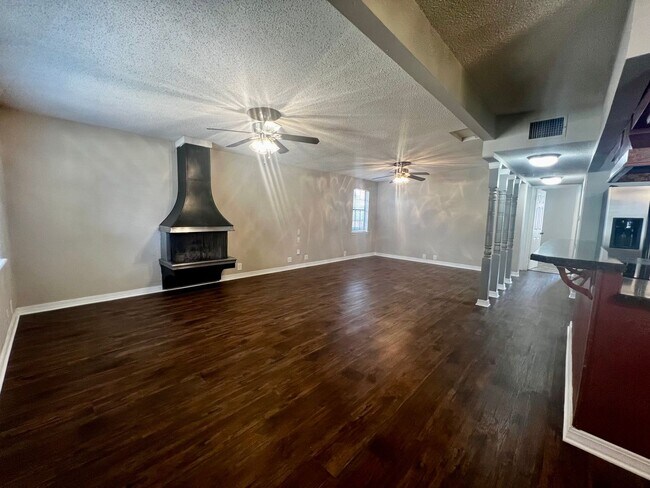 Building Photo - Unique & Charming 3 Bedroom Home