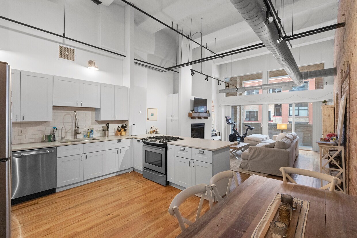Primary Photo - 1000 W Washington-314