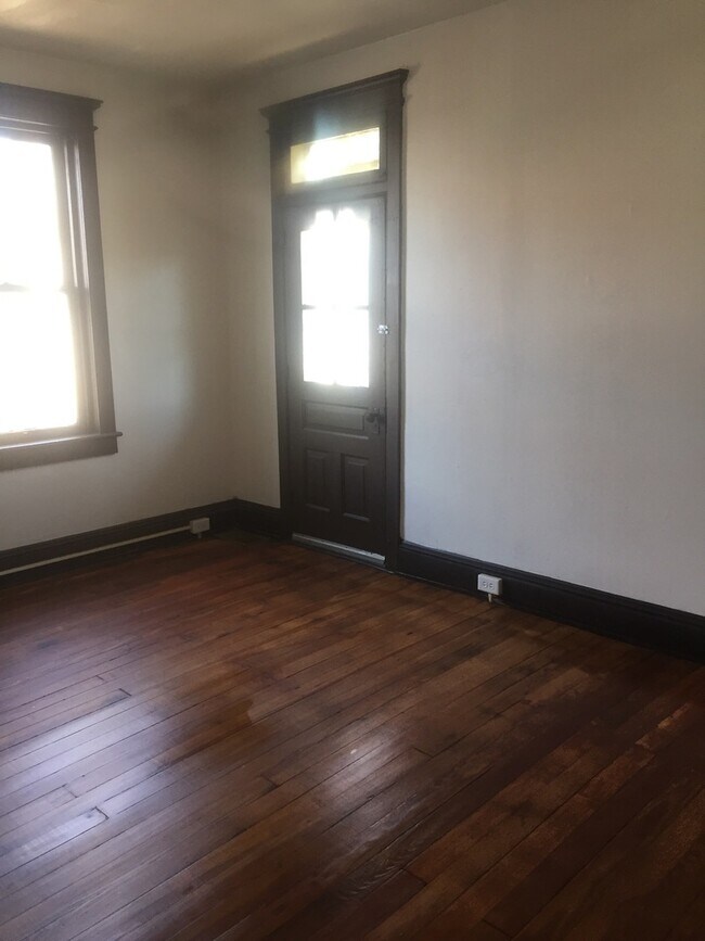 Building Photo - Large Family Home, Close to Amenities-York City