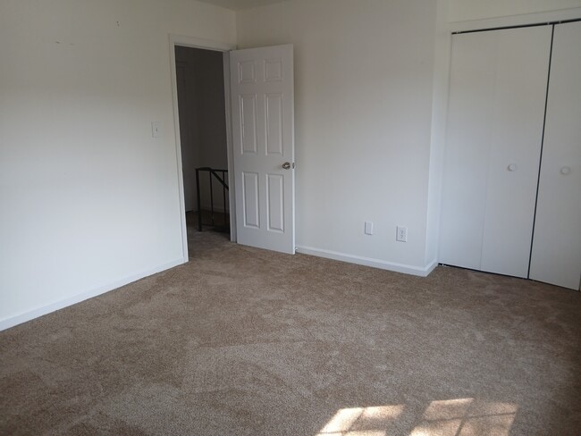 Building Photo - 2241 Sedgewick Dr