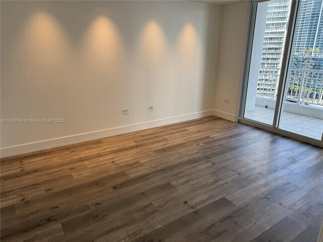 Foto del edificio - 801 Brickell Key Blvd