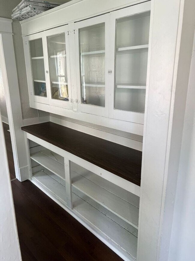 Building Photo - Newly Redone 2 Bedroom Upstairs Apartment ...