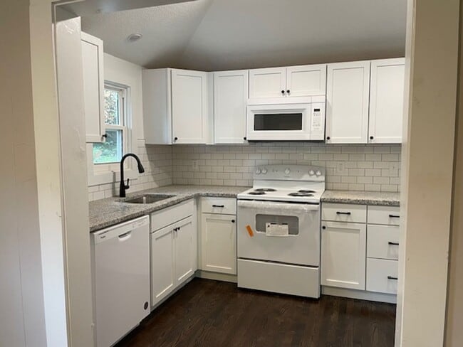 Building Photo - 2bd/1ba Bungalow Available Now!!