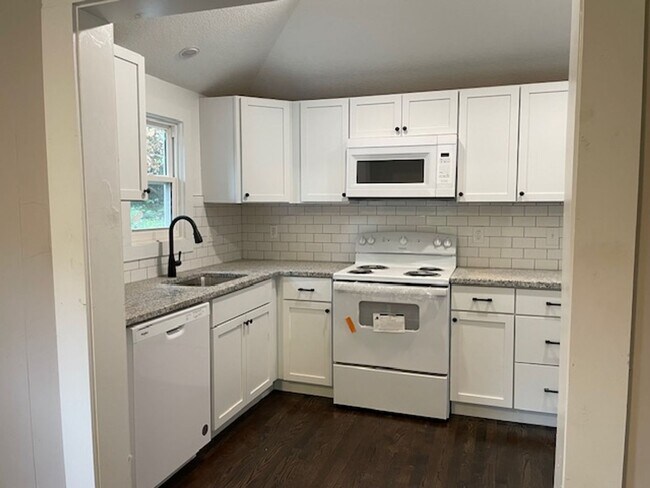Foto del edificio - 2bd/1ba Bungalow Available Now!!