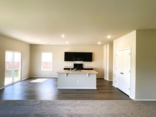 Foto del edificio - Stunning Home Near Lake Overholser!