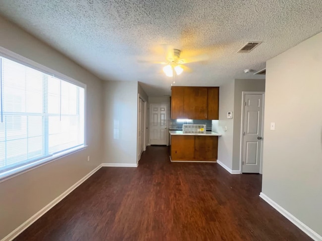 Building Photo - 1632 Lexington Cir