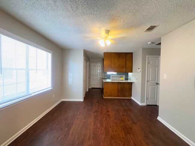 Foto del edificio - 1632 Lexington Cir