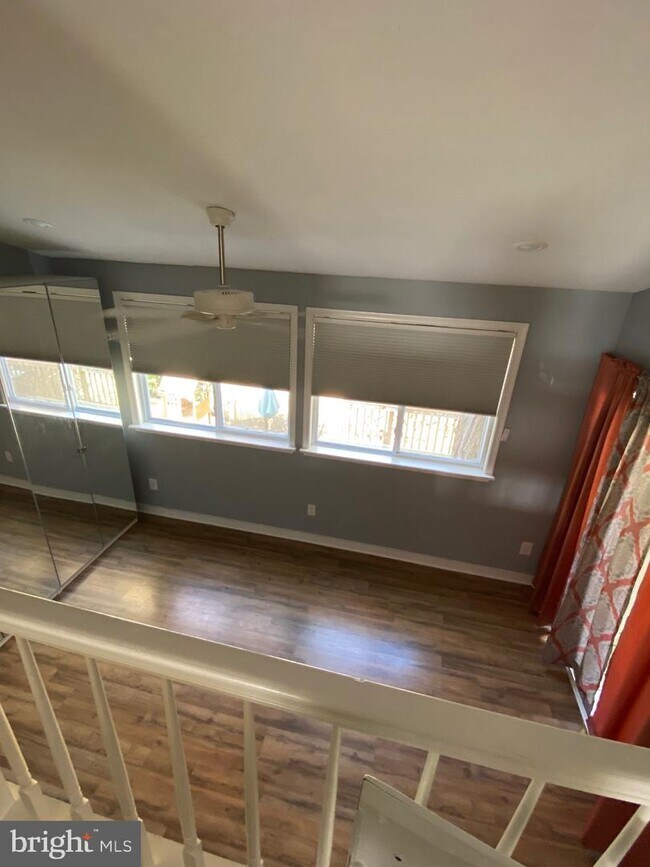 Building Photo - 18910 White Oak Dr