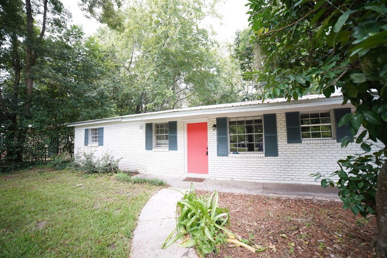 Foto principal - 3 bed / 2 bath near Lake Jackson