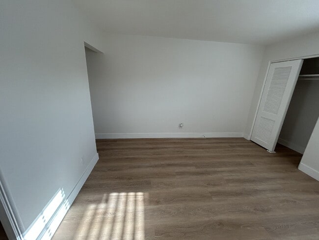 Building Photo - "Cozy 1-Bed Retreat in St. Pete's Heart – Your Perfect 285 Sq Ft Haven Awaits!"