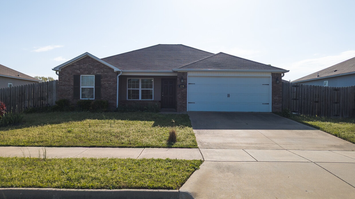 1230 S Splash Dr, Fayetteville, AR 72701 House Rental in Fayetteville