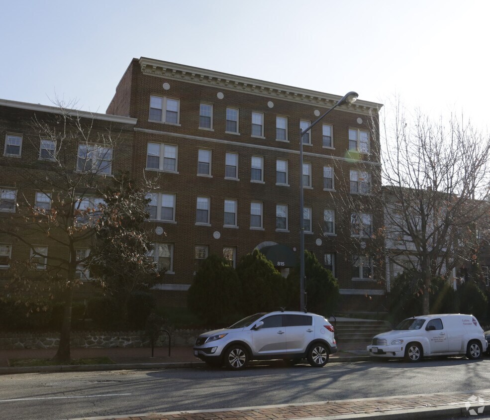 Foto principal - 815 Maryland Ave NE