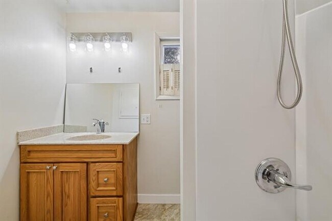 Foto del edificio - SPACIOUS 3+ BEDROOM HOME WILL BE READY TO WELCOME YOU