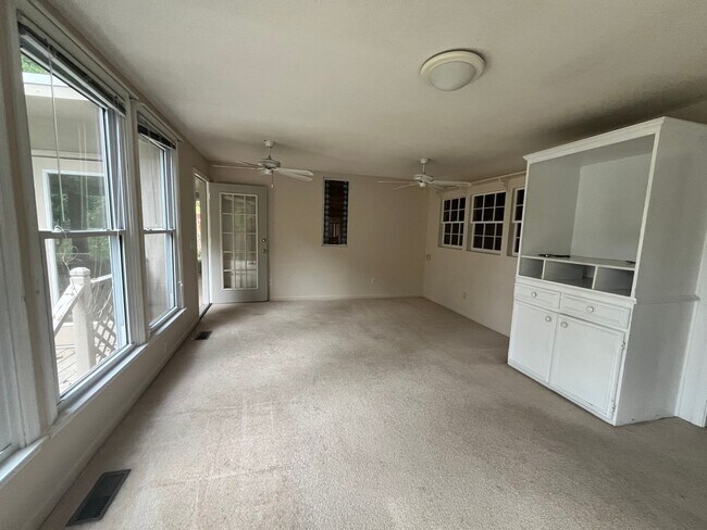 Building Photo - 3 Bedrooms, 2 Bathrooms with bonus room/su...