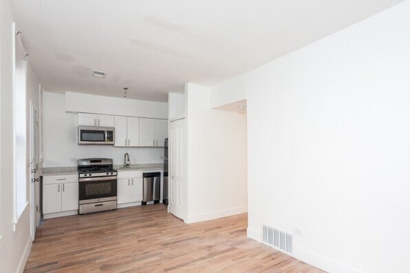 Building Photo - 923 S Carpenter St