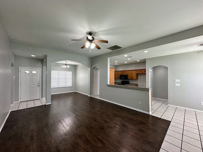 Foto del edificio - Beautiful 4-bed, 3-full bath Single-story ...