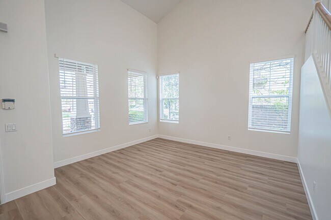 Foto del edificio - Spacious 4-Bedroom Pool Home in Saugus with Stunning Views & Community Amenities!