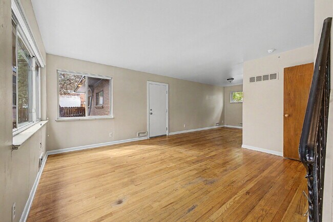 Foto del edificio - "Charming 2-Bedroom Apartment with Spacious Living – 1025 Sq Ft in Prime Denver Location!"