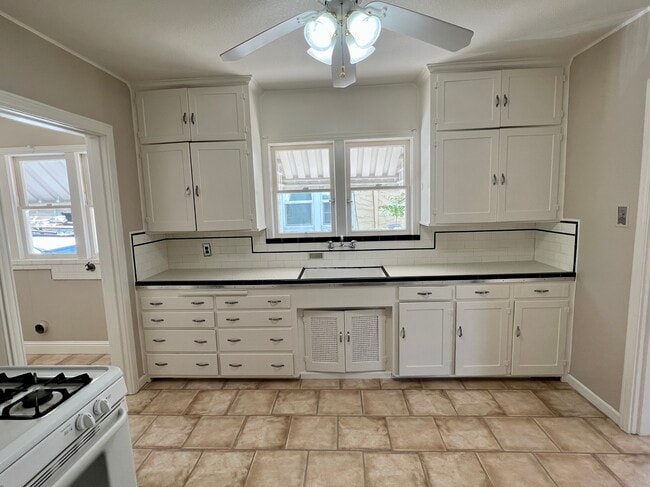 Foto del edificio - 228 E 17th St