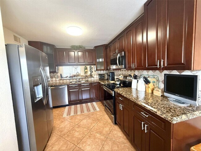 Foto del edificio - 4725 Lucerne Lakes Blvd E