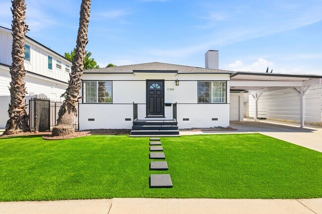 Foto del edificio - Beautiful modern 3 Bed + 2 Bath House + Den/Office & Backyard