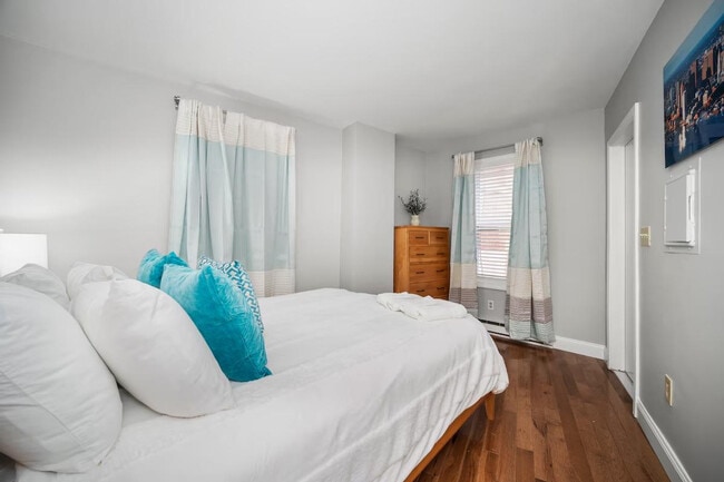 Building Photo - 19 Clark St