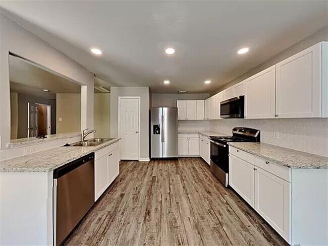 Building Photo - LLANO APPT