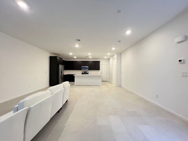 Foto del edificio - 2025 new brand  2 master bedrooms 2 car garage parking townhouse