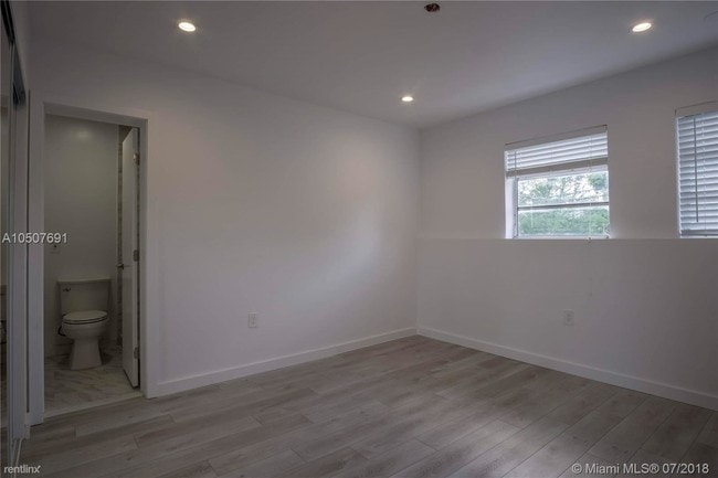 Building Photo - 4 br, 3 bath  - 4901 Ponce de Leon Blvd # R