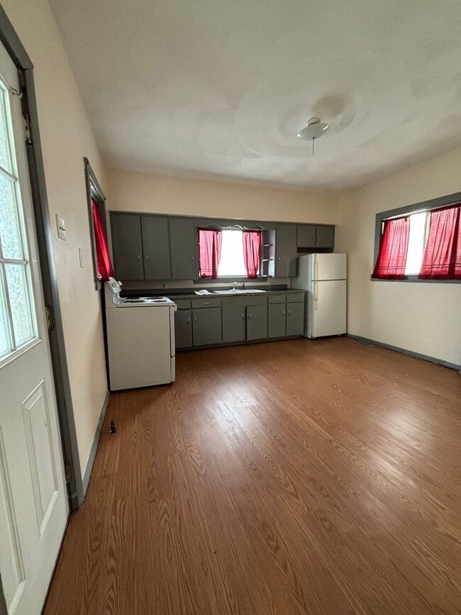 Building Photo - Super Cute 2 Bedroom 1 Bath Home